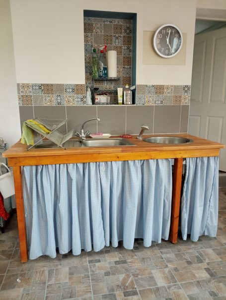 Spüle mit Tonbecken